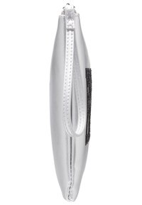 Clutchtaske i sølvfarvet læder, slank form, glat tekstur, med et sort accent og en aftagelig håndledsrem. Lynlås øverst.