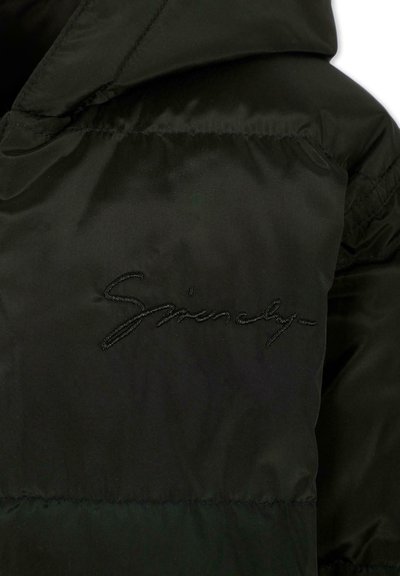 Giubbotto imbottito nero con logo ricamato in filo nero. Texture liscia, con cappuccio e cuciture imbottite per l'isolamento.