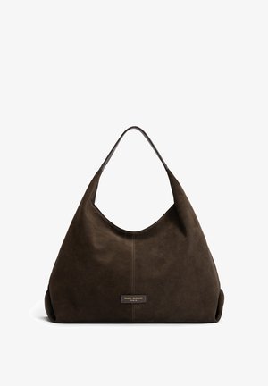 Braune Wildleder-Hobo-Tasche mit weicher Textur, großer abgerundeter Form und einem einzelnen Schultergurt; mit einem goldfarbenen Markenlabel.