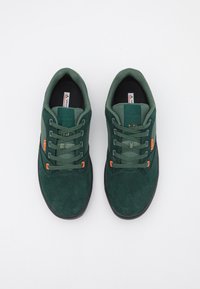 Vaude AM MOAB GRAVITY - Fietsschoenen - dusty forest/neon orange