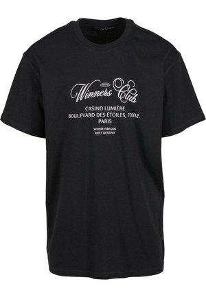Svart bomull T-shirt med vit text: "Winners Club," "Casino Lumière," och "Där drömmar möter öde." Korte ärmar och rund halsringning.
