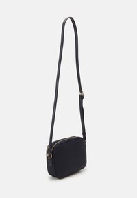 Marinblåtvärsbag med rektangulär form, slätt tyg, guldig dragkedjeaccent och ett tunt justerbart axelband. Kompakt design för det väsentliga.
