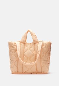 Sac cabas matelassé de couleur pêche douce avec une surface texturée, des poignées doubles et une forme rectangulaire. Présente des accents à rayures horizontales.