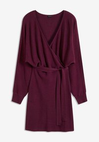 Robe portefeuille bordeaux en tissu tricoté, avec un décolleté en V profond, des manches larges et une ceinture nouée à la taille. Texture douce et coupe décontractée.