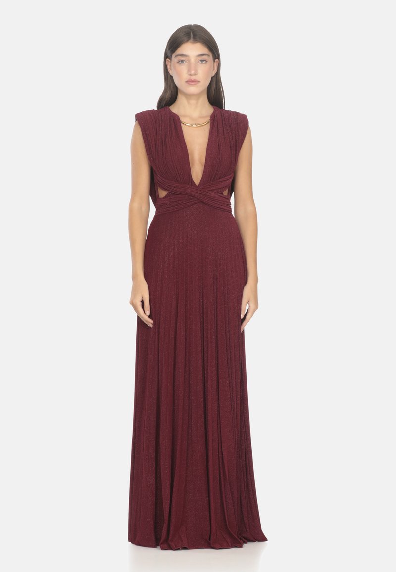 Abito lungo bordeaux con scollatura a V profonda, dettaglio del corpino attorcigliato e texture plissettata. Design senza maniche con accenti drappeggiati.