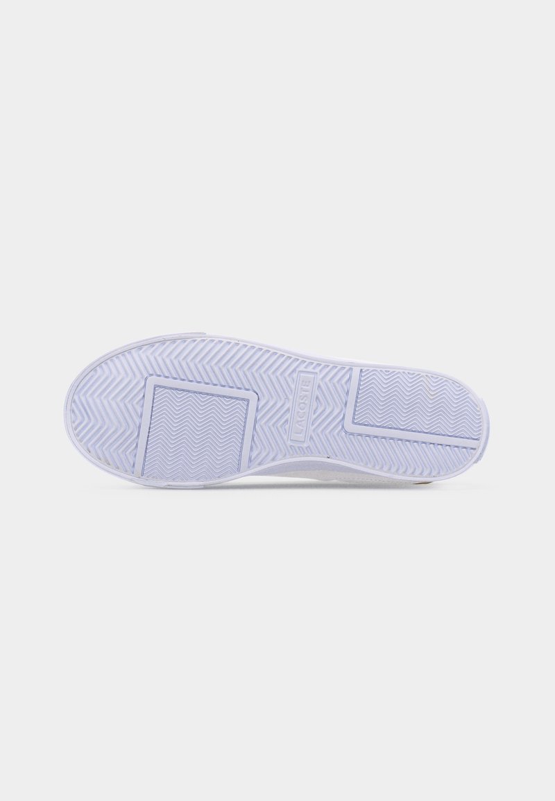 Suola di sneaker bianca con motivi a spina di pesce e tasselli rettangolari, con il logo Lacoste in rilievo al centro.