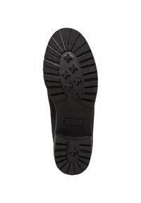 Suela de bota de goma negra con un patrón de banda de rodadura profundo. Presenta indentaciones en zigzag y en forma de cruz para mayor tracción. Diseño de base plana.