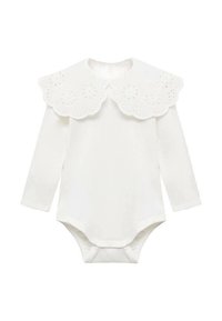 Valkoinen pitkähihainen bodysuit, jossa on suuri aaltoileva kaulus, jossa on koristeellisia rei'itettyjä kuvioita. Pehmeää kangasta, jossa on nepparikiinnitys alhaalla.