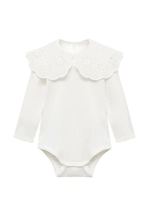 Bodysuit blanc à manches longues avec un grand col en dentelle présentant des découpes en œillet décoratives. Tissu doux avec fermeture à boutons-pression en bas.