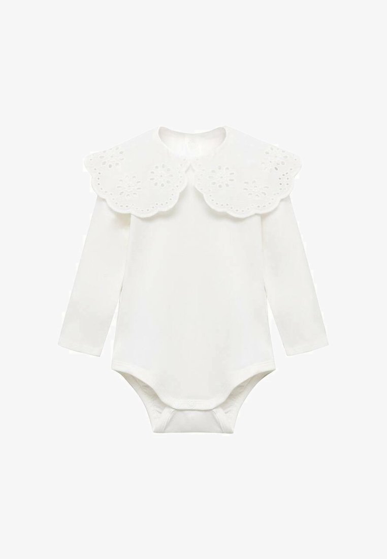 Bodysuit blanc à manches longues avec un grand col en dentelle présentant des découpes en œillet décoratives. Tissu doux avec fermeture à boutons-pression en bas.