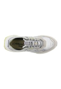 Sneaker grigio chiaro con tessuto testurizzato e accenti beige. Presenta una suola imbottita, punta tonda e lacci multicolori. Etichetta del produttore visibile.