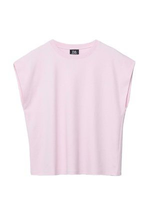 Světle růžový tílko bez rukávů se širokými rameny, kulatým výstřihem a černou etiketu na zadním límci s nápisem "B6."