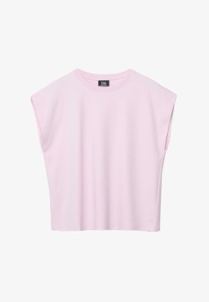 Světle růžový tílko bez rukávů se širokými rameny, kulatým výstřihem a černou etiketu na zadním límci s nápisem "B6."