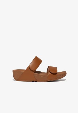 Sandales en synthétique marron avec deux fermetures Velcro réglables, semelle intérieure rembourrée et semelle compensée pour une hauteur supplémentaire.