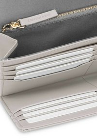 Lichtgrijze portemonnee met een gladde textuur, voorzien van meerdere kaartsleuven en een ritscompartiment. Geaccentueerd met gouden hardware.