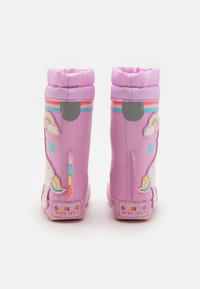 Bottes de pluie roses avec un motif de licorne, présentant un haut rembourré, des rayures colorées et des accents de nuages ludiques sur les côtés.