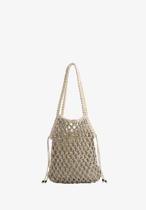 Webte helle Tasche mit einem netzartigen Design, ausgestattet mit zwei geflochtenen Tragegriffen und einem Kordelzugverschluss, akzentuiert mit dunklen Perlendetails.