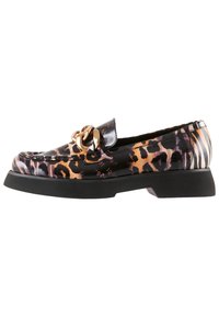 Zwarte en beige luipaardprint loafers met een glanzende afwerking, voorzien van een grote gouden kettingaccent en een chunky zwarte rubberen zool.