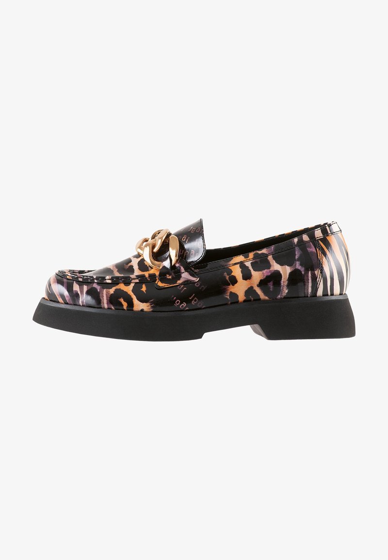 Zwarte en beige luipaardprint loafers met een glanzende afwerking, voorzien van een grote gouden kettingaccent en een chunky zwarte rubberen zool.