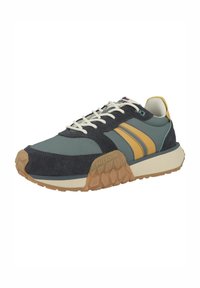 Adidași cu un brâu superior de un albastru deschis, cu accente gri închis, două dungi galbene și o talpă din cauciuc texturată. Branding PALLADIUM pe toc.