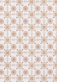Textil mit einem weißen Hintergrund und einem sich wiederholenden Muster aus kreisförmigen Motiven in Orange und Braun, mit Punkten und Linienakzenten.