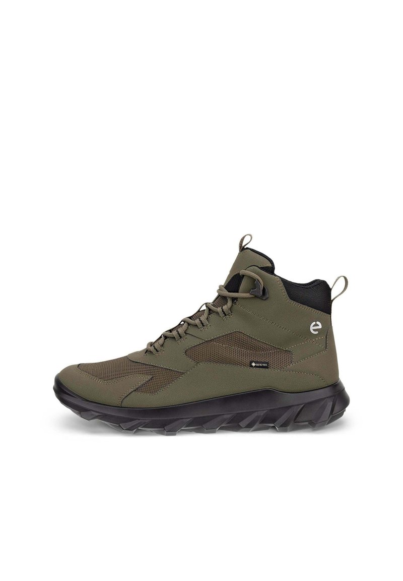 Scarponi da trekking verdi con tomaia in rete e materiale sintetico, design a mezza altezza, accenti neri e suola in gomma testurizzata. Presentano un dettaglio del logo sul lato.