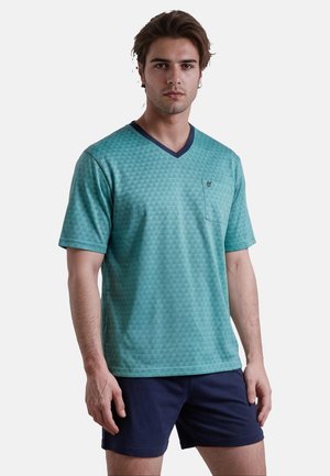 T-shirt turquoise à col en V avec un motif triangulaire, manches courtes, une poche sur la poitrine gauche et un liseré bleu marine le long du col.
