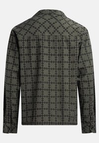 Cămașă verde cu model, având un design geometric, manșete cu nasturi și un guler clasic. Fabricată dintr-un material texturat.
