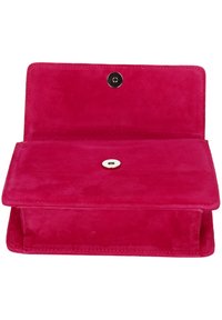 Fuchsia ruskind geldbörse med en glat overflade, der har en sølv snapknap lukning og et rent, rektangulært design. Åben inderside uden rum.