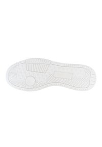 Suola di sneaker bianca con un design in gomma testurizzata, caratterizzata da scanalature diagonali e un accento circolare al centro. Profilo robusto e piatto.