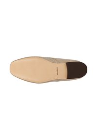 Semelle de chaussure habillée en cuir beige avec talon marron foncé, bout carré, et nom de marque "wojas" imprimé près du talon.