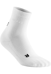 White ankle socks made of ribbed fabric with a seamless toe. Features include a black "R" logo and textured mesh for breathability.