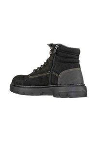 Stivaletto in suede nero con suola in gomma, dotato di zip laterale, colletto imbottito e cuciture gialle a contrasto. Design testurizzato sulla parte superiore.