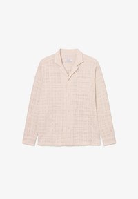 Camisa de manga larga color beige hecha de tejido ligero con una textura patterned, botón en la parte delantera y un único bolsillo en el pecho.
