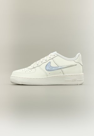 Baskets blanches Nike Air Force 1 avec logo Nike swoosh bleu clair, bout perforé et design à lacets sur fond neutre.