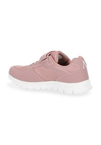 Jasnoróżowy but sportowy z siateczkowymi wstawkami i syntetycznymi akcentami. Posiada rzep, biały spód oraz minimalne logo.