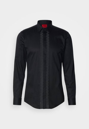 Zwart, katoenen shirt met lange mouwen en een getextureerde voorkant met knoopsluiting, voorzien van een spitse kraag. HUGO-label in rood.