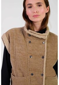Le Temps Des Cerises SANS MANCHES FUJI - Bodywarmer - tan