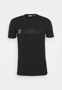 Černé bavlněné tričko s kulatým výstřihem, na kterém je slovo "MORATO" v texturovaném černém písmu a modrých akcentem. Krátké rukávy.