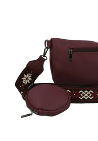 Borsa a tracolla testurizzata bordeaux con zip frontale, pochette rotonda staccabile per le monete e ampia tracolla con motivo geometrico rosso, bianco e nero.