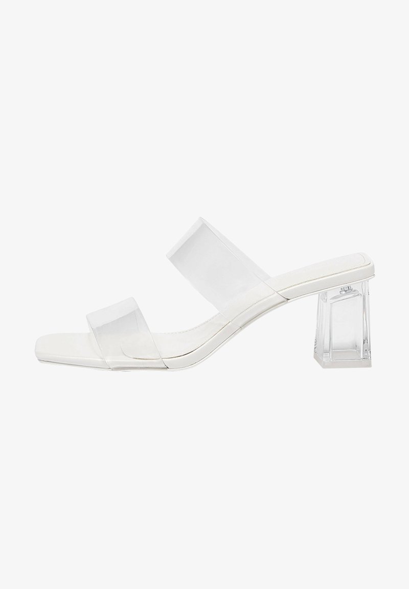 Sandales à talons transparents avec une semelle blanche élégante, deux brides transparentes, et un talon bloc géométrique transparent. Texture lisse, design minimaliste.