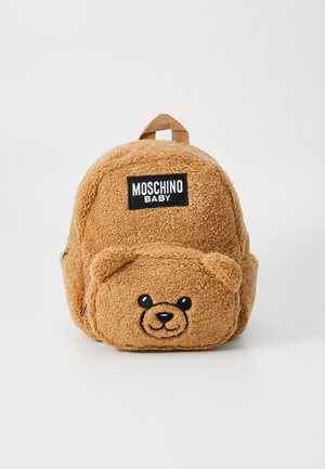 Sac à dos en forme d'ours en matériau marron doux et texturé, avec un visage d'ours, des détails brodés et un patch logo Moschino Baby noir.