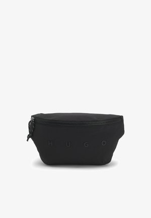 Schwarze Bauchtasche mit Reißverschluss vorne und geprägtem "HUGO"-Schriftzug, dargestellt vor weißem Hintergrund.