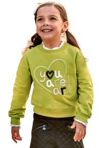 Felpa verde con ricamo della scritta "sei arte" in vari colori, con colletto rotondo e polsini a costine. Abbinata a pantaloni neri trapuntati.