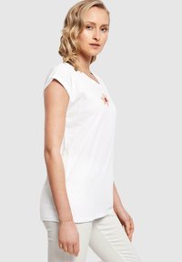 Merchcode SPRING - GROW THROUGH 1 EXTENDED SHOULDE - T-shirts med print - white