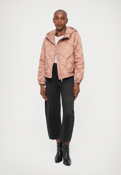 Giacca trapuntata leggera rosa con cappuccio, chiusura con zip e polsini elastici; abbinata a jeans neri a gamba larga e stivaletti neri.
