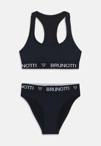 Črn bikini set, ki vključuje top z dirkaškim hrbtom in nizko pasom. Oba imata kontrastne bele pasove z logotipom "BRUNOTTI". Gladka tekstura.