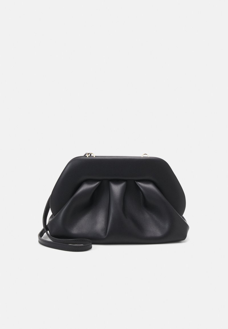 Borsa a mano in pelle nera con texture arricciata, parte superiore arrotondata e sottile tracolla. Presenta hardware in tonalità oro e una silhouette morbida ma strutturata.