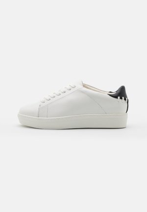 Niski biały skórzany sneaker z białymi sznurowadłami, grubą podeszwą i kontrastującym czarnym teksturowanym detalem na pięcie z białym przeszyciem.