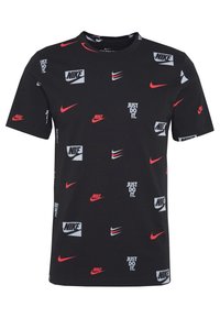 Svart bomulls t-shirt med flerfärgade Nike-loggor och text, inklusive "Just Do It", i olika mönster och storlekar över hela tyget.